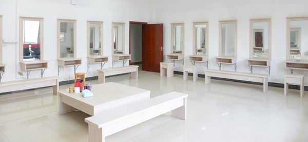 1588040878789583.jpg 化妆实训室.JPG